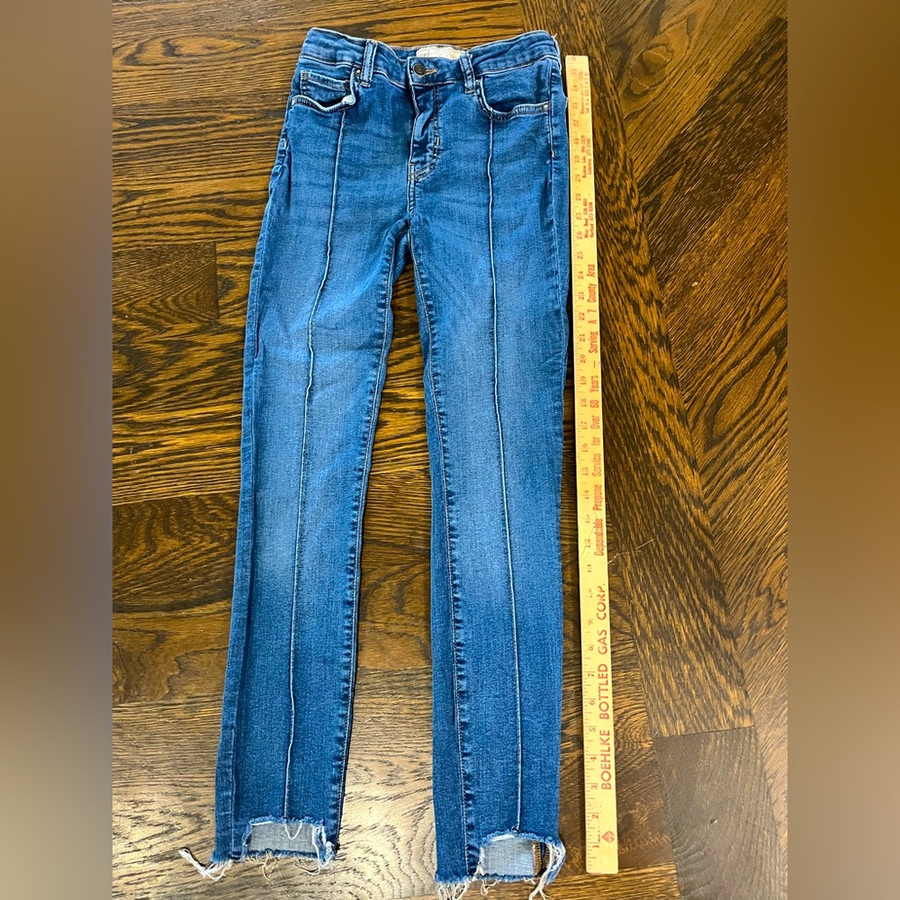 Woman’s Free People 27R blue jeans 61855-16515125 Strech raw edge